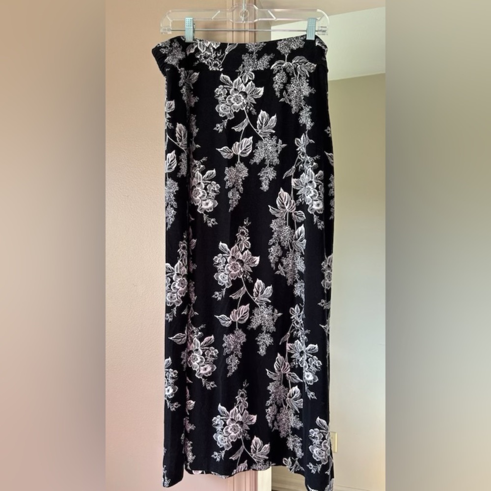 Liz Claiborne. Flower print black maxi skirt